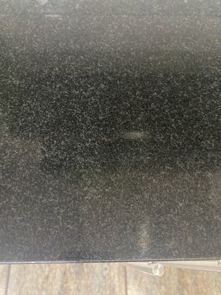 Cocina blanca con encimera de granito negro