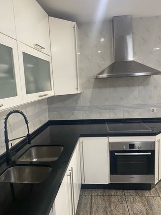 Cocina blanca con encimera de granito negro