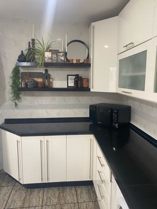 Cocina blanca con encimera de granito negro