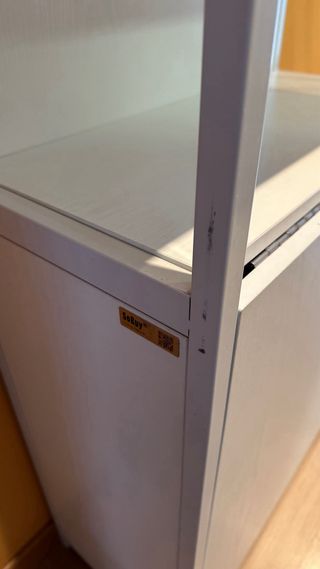 Estantería escritorio blanco y naranja