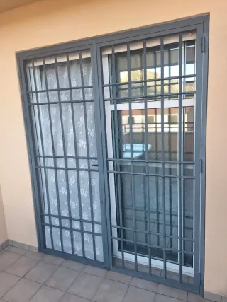 Reja balconera metálica gris