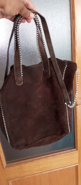 Bolso de ante marrón con cadena