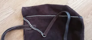 Bolso de ante marrón con cadena