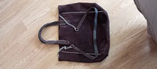 Bolso de ante marrón con cadena