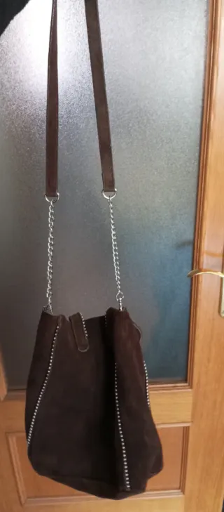 Bolso de ante marrón con cadena