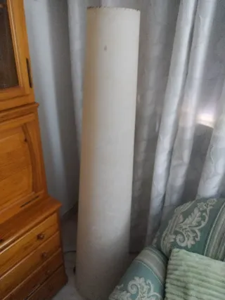 Lámpara de pie cónica