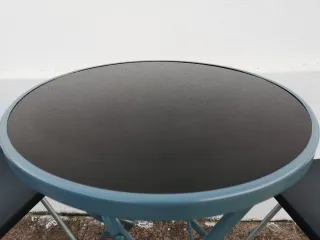 Conjunto de mesa y 2 sillas plegables.