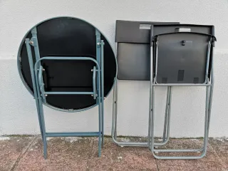 Conjunto de mesa y 2 sillas plegables.