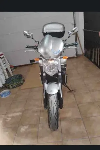 Moto naked gris