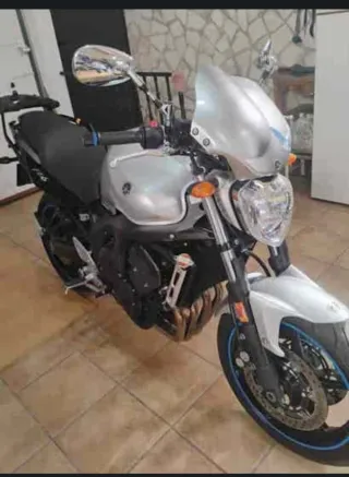 Moto naked gris