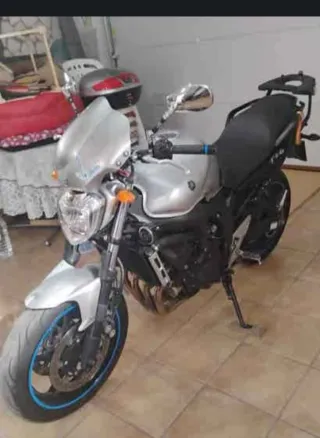 Moto naked gris
