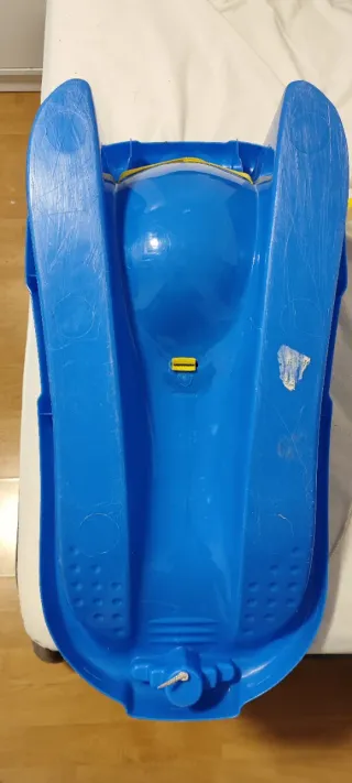 Trineo para bebé azul con asiento y cuerda