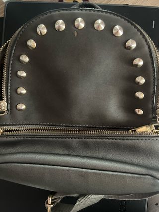 Mochila Negra con Tachuelas Plateadas
