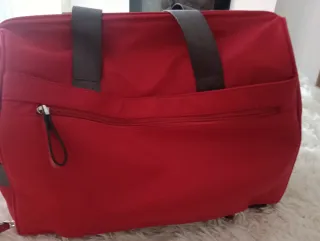 Bolsa de viaje roja con llavero