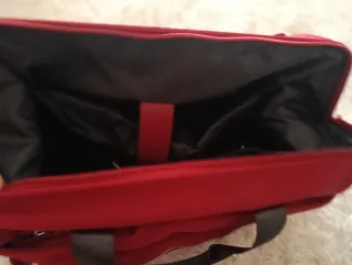 Bolsa de viaje roja con llavero