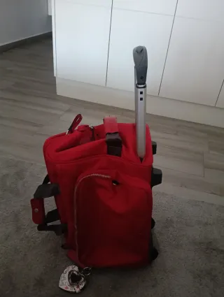 Bolsa de viaje roja con llavero