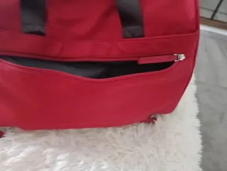 Bolsa de viaje roja con llavero