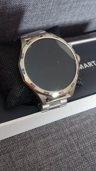 Smartwatch Sport robusto plateado.