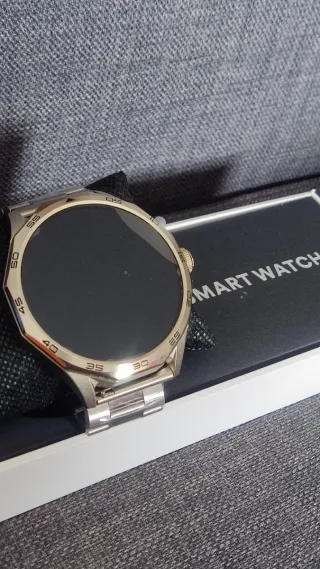 Smartwatch Sport robusto plateado.