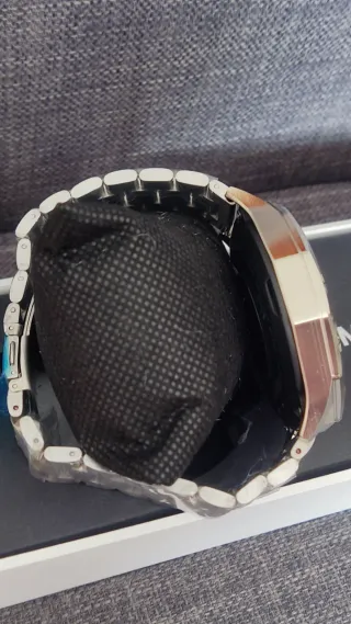 Smartwatch Sport robusto plateado.