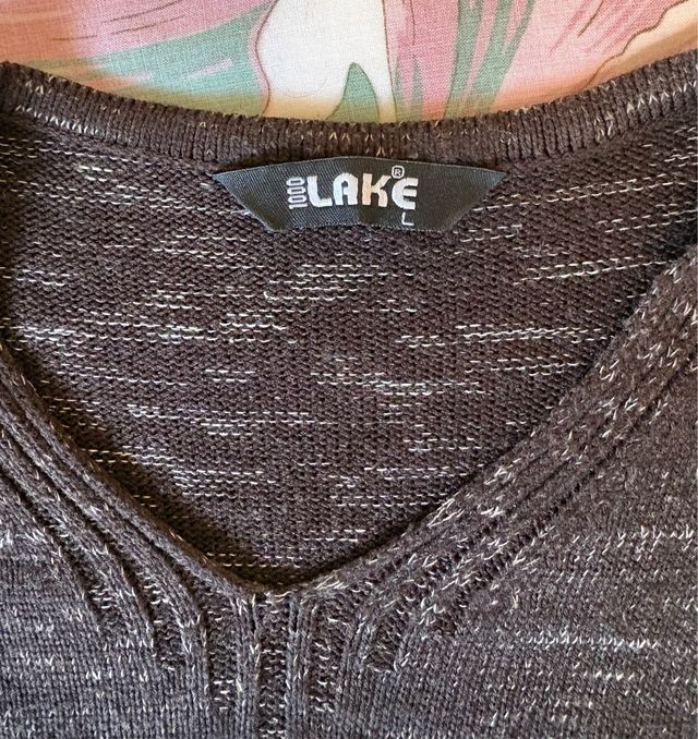 Jersey marrón con cuello pico