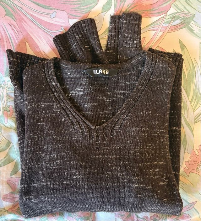 Jersey marrón con cuello pico