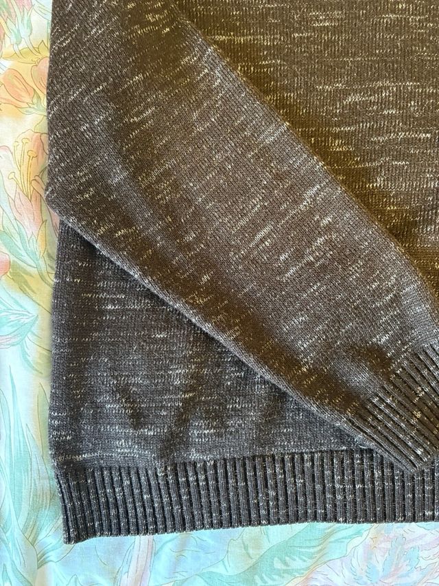 Jersey marrón con cuello pico