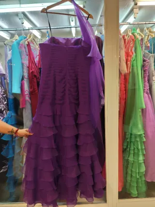 Vestido de fiesta rojo, varios trajes.