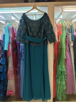 Vestido de fiesta rojo, varios trajes.