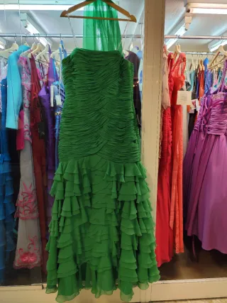 Vestido de fiesta rojo, varios trajes.