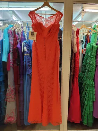 Vestido de fiesta rojo, varios trajes.