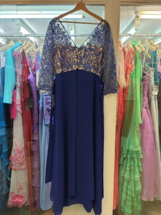 Vestido de fiesta rojo, varios trajes.