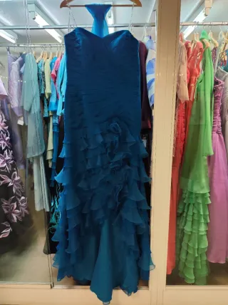 Vestido de fiesta rojo, varios trajes.