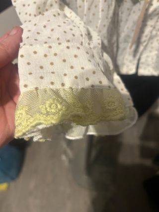 Blusa blanca con lunares y volantes