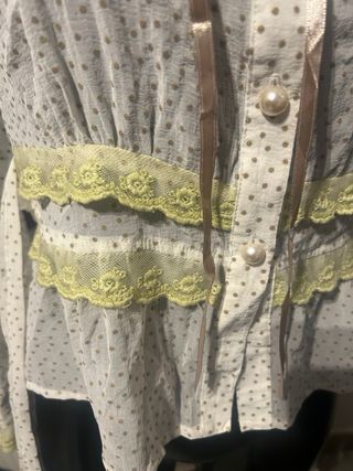 Blusa blanca con lunares y volantes