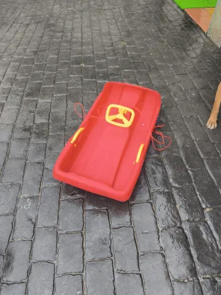 Trineo infantil rojo con volante, tengo 2 unidades