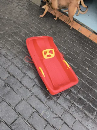 Trineo infantil rojo con volante, tengo 2 unidades