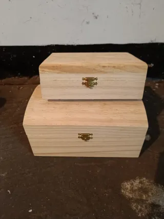 Cajas de madera con detalles dorados