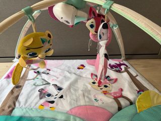 Parque infantil con gimnasio y juguetes