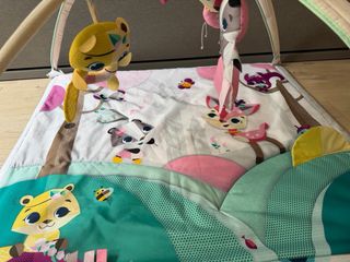 Parque infantil con gimnasio y juguetes