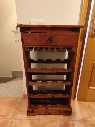 Mueble botellero de madera con cajón