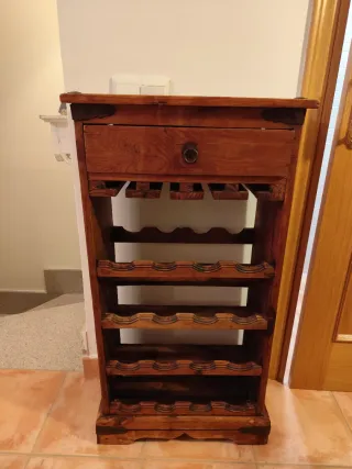 Mueble botellero de madera con cajón