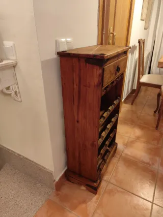 Mueble botellero de madera con cajón