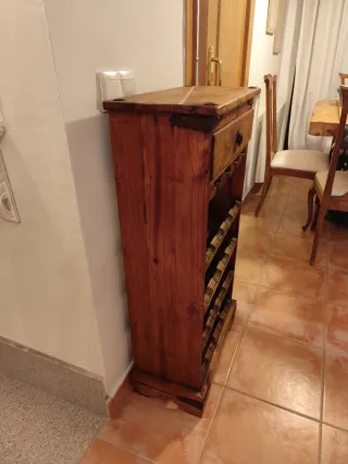 Mueble botellero de madera con cajón