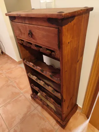 Mueble botellero de madera con cajón
