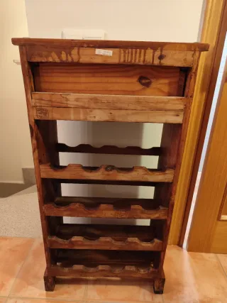 Mueble botellero de madera con cajón