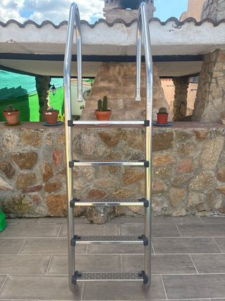 Escalera Piscina Metal y Plástico