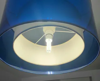 Lámpara colgante azul y blanca