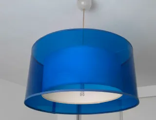 Lámpara colgante azul y blanca