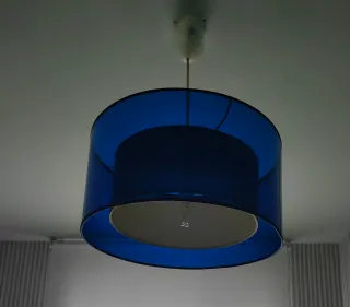 Lámpara colgante azul y blanca